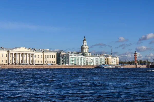 St. Petersburg, Russia , September 21, 2012 . View of the Neva and its waterfront — Stock Photo, Image