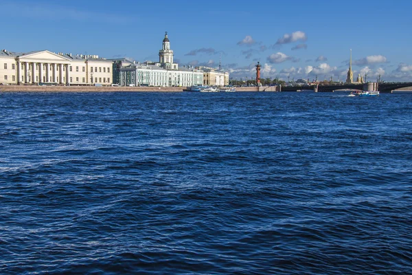 St. Petersburg, Russia, September 21, 2012. Вид на Неву и ее набережную — стоковое фото