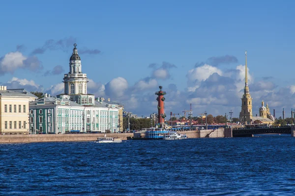 St. petersburg, russland, 21. september 2012. Blick auf die Newa und ihre Uferpromenade — Stockfoto
