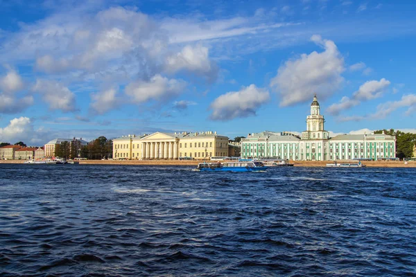 St. petersburg, russland, 21. september 2012. Blick auf die Newa und ihre Uferpromenade — Stockfoto