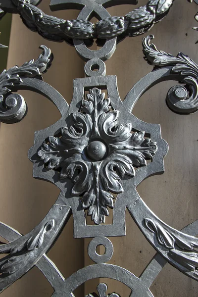 St. petersburg, Rusland. detail van antieke metalen decoratieve omheining hermitage — Stockfoto