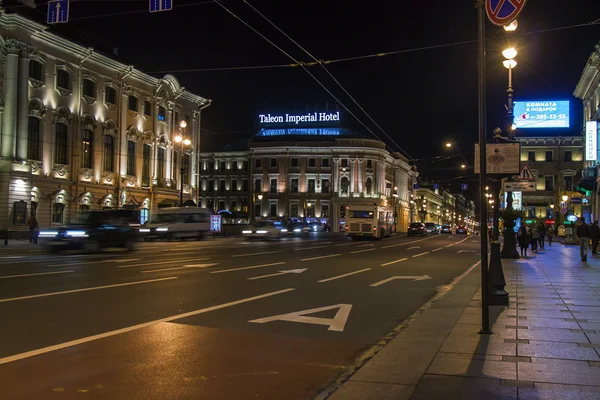 San Petersburgo, Rusia. Nevsky Prospekt por la noche — Foto de Stock