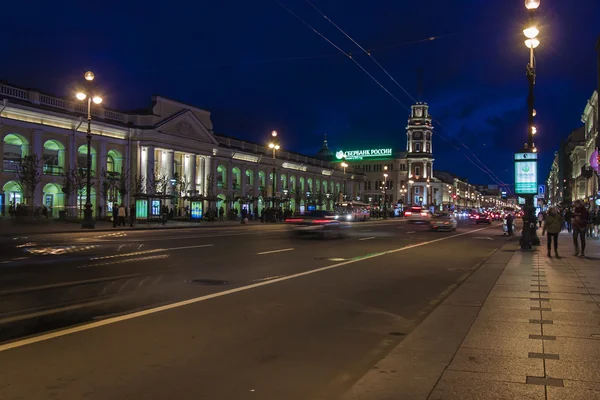 Saint-Pétersbourg, Russie. Nevsky Prospekt dans la soirée — Photo