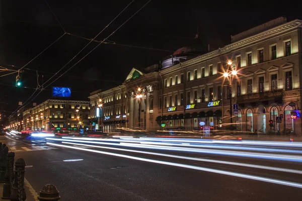 San Petersburgo, Rusia. Nevsky Prospekt por la noche — Foto de Stock