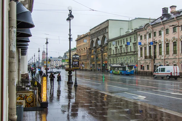 St. petersburg, Federacja Rosyjska. Widok ulicy Newski prospekt deszczowy, jesienny dzień — Zdjęcie stockowe
