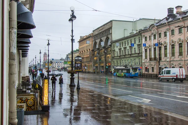 St. petersburg, Rusko. pohled na Něvský prospekt deštivého podzimního dne — Stock fotografie