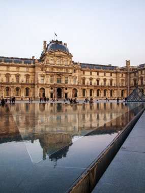 Paris, Fransa, 2 Mayıs 2013. Panorama avlu Louvre