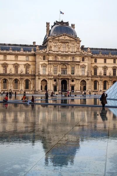 Paris, Fransa, 2 Mayıs 2013. Panorama avlu Louvre — Stok fotoğraf