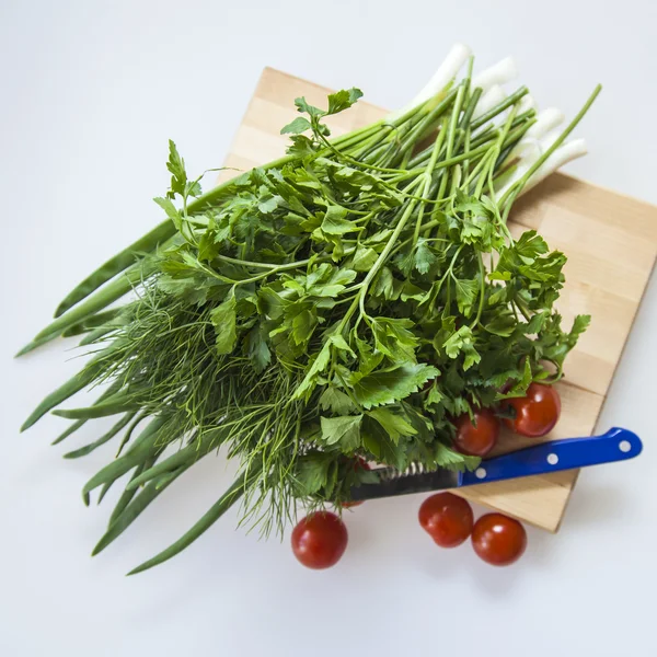 Körsbärstomater och gröna för sallad — Stockfoto