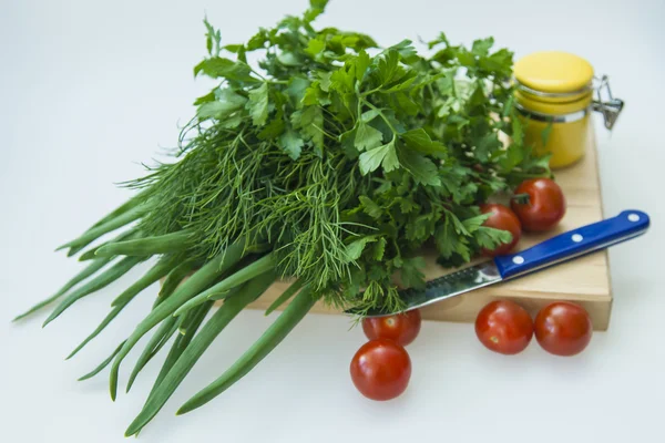 Tomates cerises et légumes verts pour salade — Photo