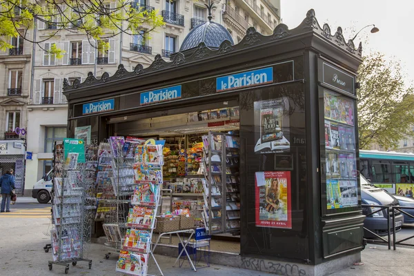 Paříž, Francie. novinový stánek na ulici — Stock fotografie