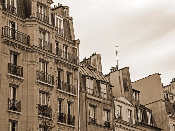 Paris, França. Detalhes arquitetônicos edifícios urbanos típicos — Fotografia de Stock