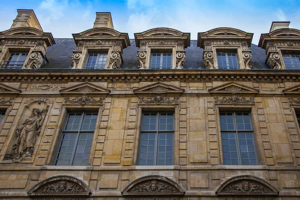 Paris, Frankrijk. typisch stedelijke gebouwen architectonische details — Stockfoto
