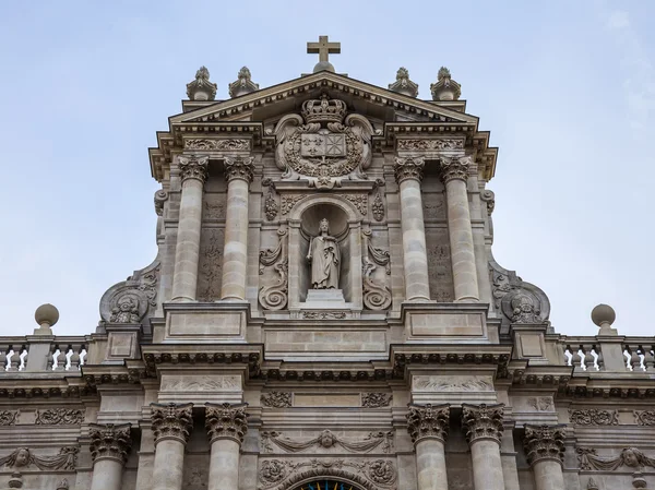 Paris, França. Detalhes arquitetônicos edifícios urbanos típicos — Fotografia de Stock