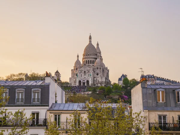 Paris, Frankrijk, 4 mei 2013. momartr hill en de sacre coeur bij zonsondergang bekijken — Stockfoto