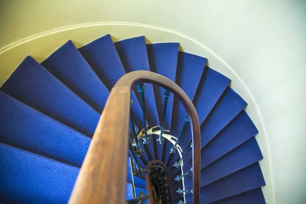 Una escalera de caracol entre pisos en una casa antigua —  Fotos de Stock