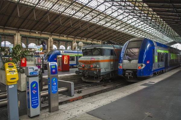 Paris, Frankrijk, 5 mei 2013. treinen op het platform van het Noordstation (gare du nord) — Stockfoto