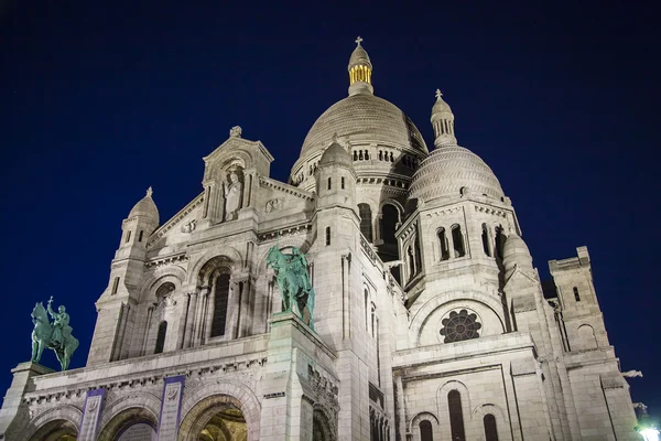巴黎，法国，2013 年 5 月 4 日。圣心大教堂夜景 — 图库照片