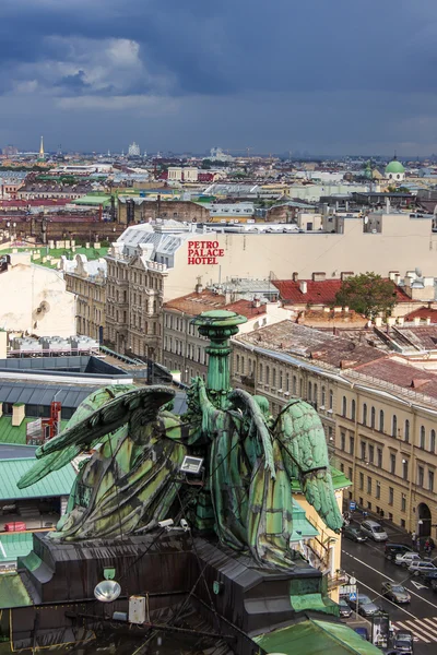 St. petersburg, Ryssland. utsikt över staden från Isakskatedralen observation plattform — Stockfoto