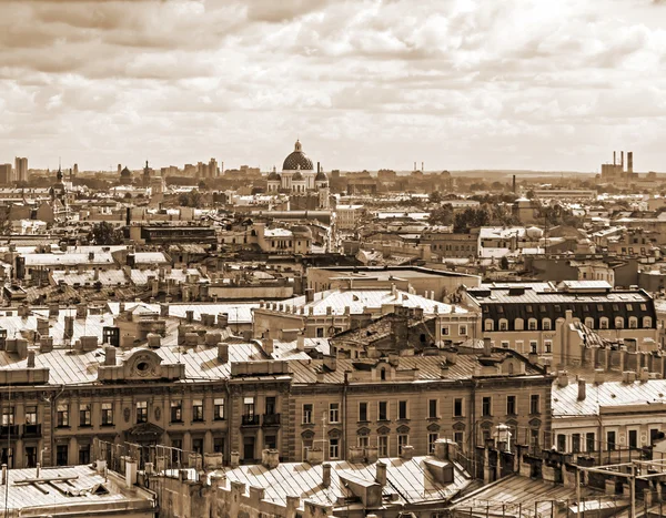 St. petersburg, Ryssland. synpunkter på hustaken — Stockfoto
