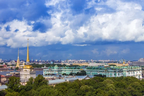 San Petersburgo Rusia, 26 de agosto de 2010. Neva Vista desde la plataforma de observación de la Catedral de San Isaac — Foto de Stock