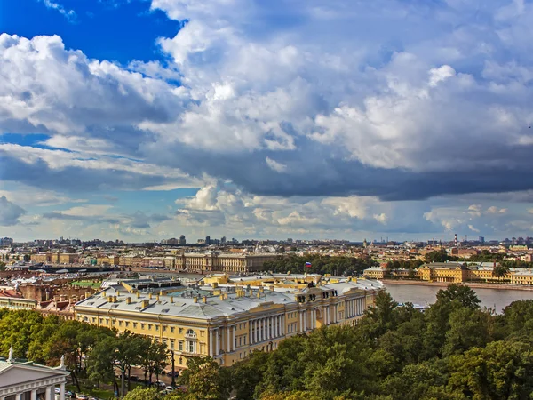 St. petersburg Oroszország, augusztus 26, 2010. Nézd meg Neva a megfigyelési platform, a Szent Izsák székesegyház — Stockfoto