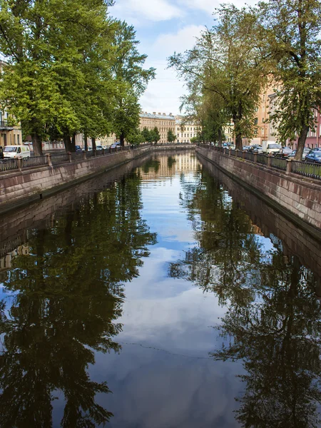 São Petersburgo, Rússia. Vista sobre aterro do Canal Griboyedov e seu reflexo na água — Fotografia de Stock