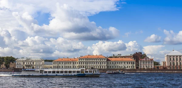 San Petersburgo, Rusia, 26 de octubre de 2010. Conjunto arquitectónico del río Neva — Foto de Stock