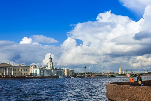 St. petersburg, Ryssland, 26 oktober 2010. arkitektoniska ensemble av floden neva — Stockfoto