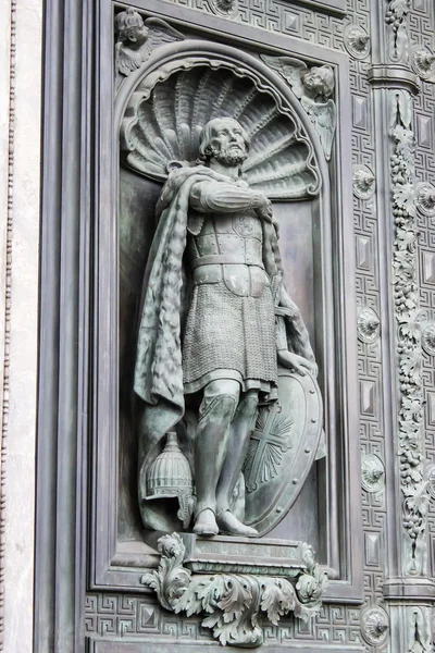 São Petersburgo, Rússia. Detalhes arquitetônicos que adornam a fachada da Catedral de São Isaac. baixo-relevo — Fotografia de Stock