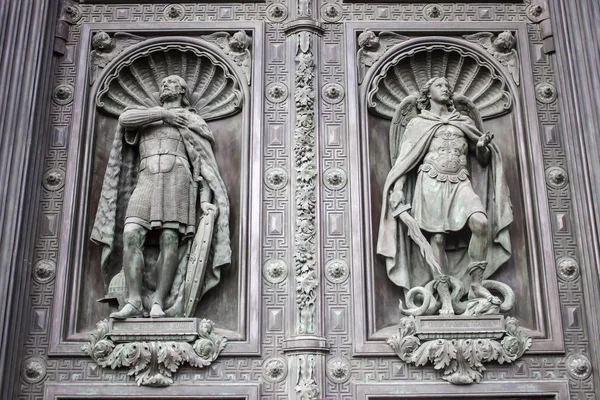 St. Petersburg, Russia . Architectural details that adorn the facade of St. Isaac's Cathedral. bas-relief — Stock Photo, Image