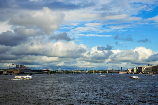 サンクトペテルブルク、ロシア。ネヴァ川とトリニティ橋の堤防で入札します。 — ストック写真