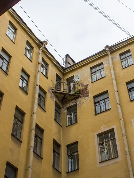 St. Petersburg, Russia. Fragment of an old apartment building — Stock Photo, Image