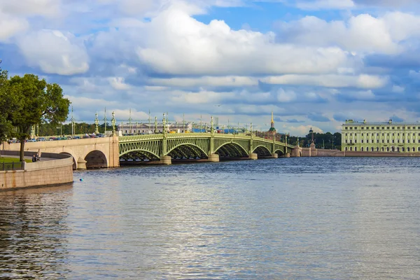 St. Petersburg, Russia. Bid on the embankment of the Neva River and Trinity Bridge — Stock Photo, Image