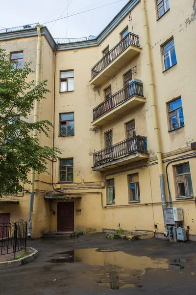 San Petersburgo, Rusia. Fragmento de un antiguo edificio de apartamentos —  Fotos de Stock