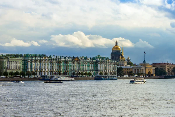 St. Petersburg, Russia . The architectural ensemble of the Neva River — Stock Photo, Image