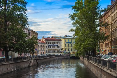 St. petersburg, Rusya, 26 Ekim 2010. griboyedov kanalın iskele ve su onun yansıması