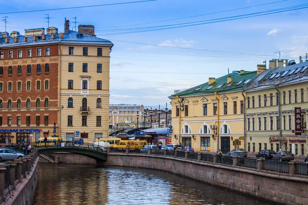 St. petersburg, Ryssland, 26 oktober 2010. Gribojedov kanalen quay och dess spegelbild i vattnet — Stockfoto