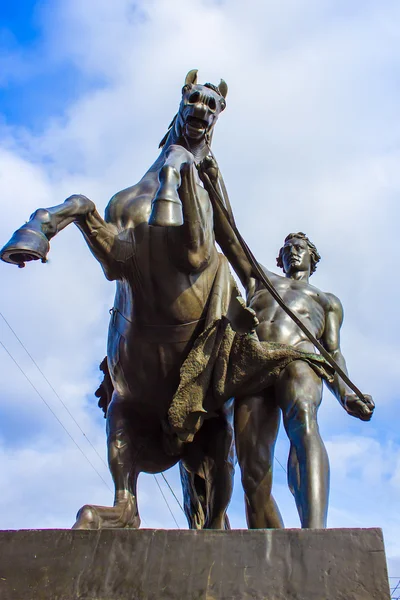 San Petersburgo, Rusia. Escultura en el puente de Anichkov por P.Klodt, establecida en 1841 — Foto de Stock