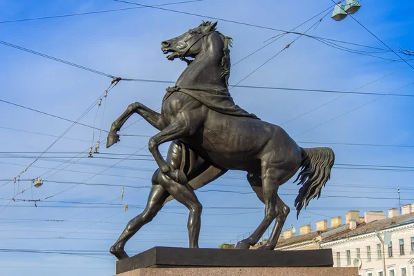 San Pietroburgo, Russia. Scultura sul ponte di Anichkov di P.Klodt, fondata nel 1841 — Foto Stock