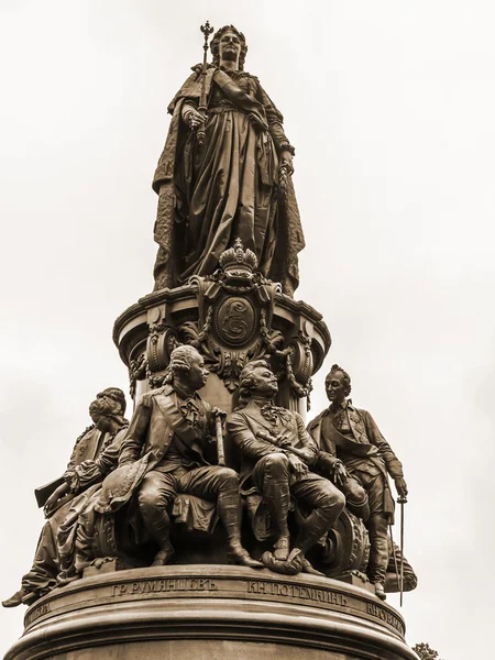 St. Petersburg, Russia . Monument to Catherine the Great in Catherine park. Established in 1873 — Stock Photo, Image