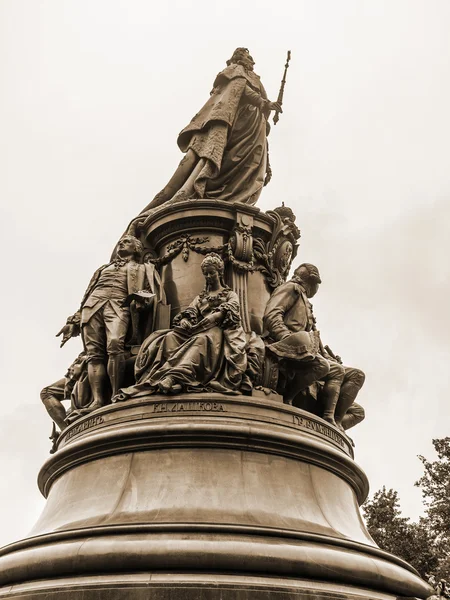 サンクトペテルブルク、ロシア。キャサリン公園エカチェリーナ 2 世の記念碑。1873 年に設立されました。 — ストック写真