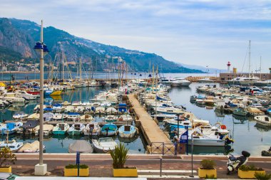 Menton, Fransa, 15 Ekim 2013. kentin limanında demirlemiş görünümü yatlar