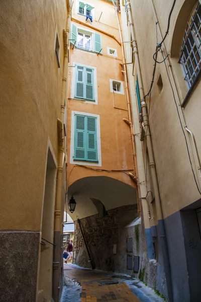 Menton, Francja. detale architektoniczne typowe domy w centrum miasta — Zdjęcie stockowe