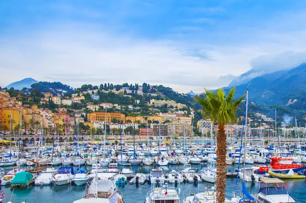 Mentone, Francia, ottobre. Barche ormeggiate nel porto della città — Foto Stock