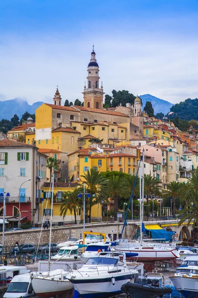 Menton, Francia, ottobre. Mostra yacht ormeggiato nel porto della città — Zdjęcie stockowe