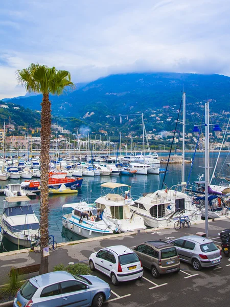 Menton, Francia, ottobre. Mostra yacht ormeggiato nel porto della città — Zdjęcie stockowe