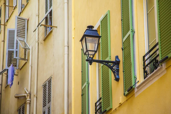 Menton, France. Détails architecturaux typiques des maisons dans la ville historique — Photo