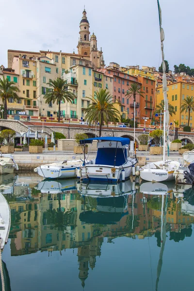 Menton, Frankrijk, oktober. weergave jachten afgemeerd in de haven — Stockfoto