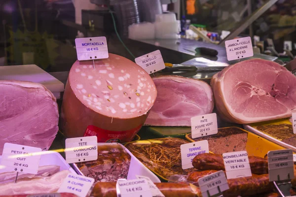 Menton, Fransa. kasaba pazarında yerli ürünler ile tezgah — Stok fotoğraf